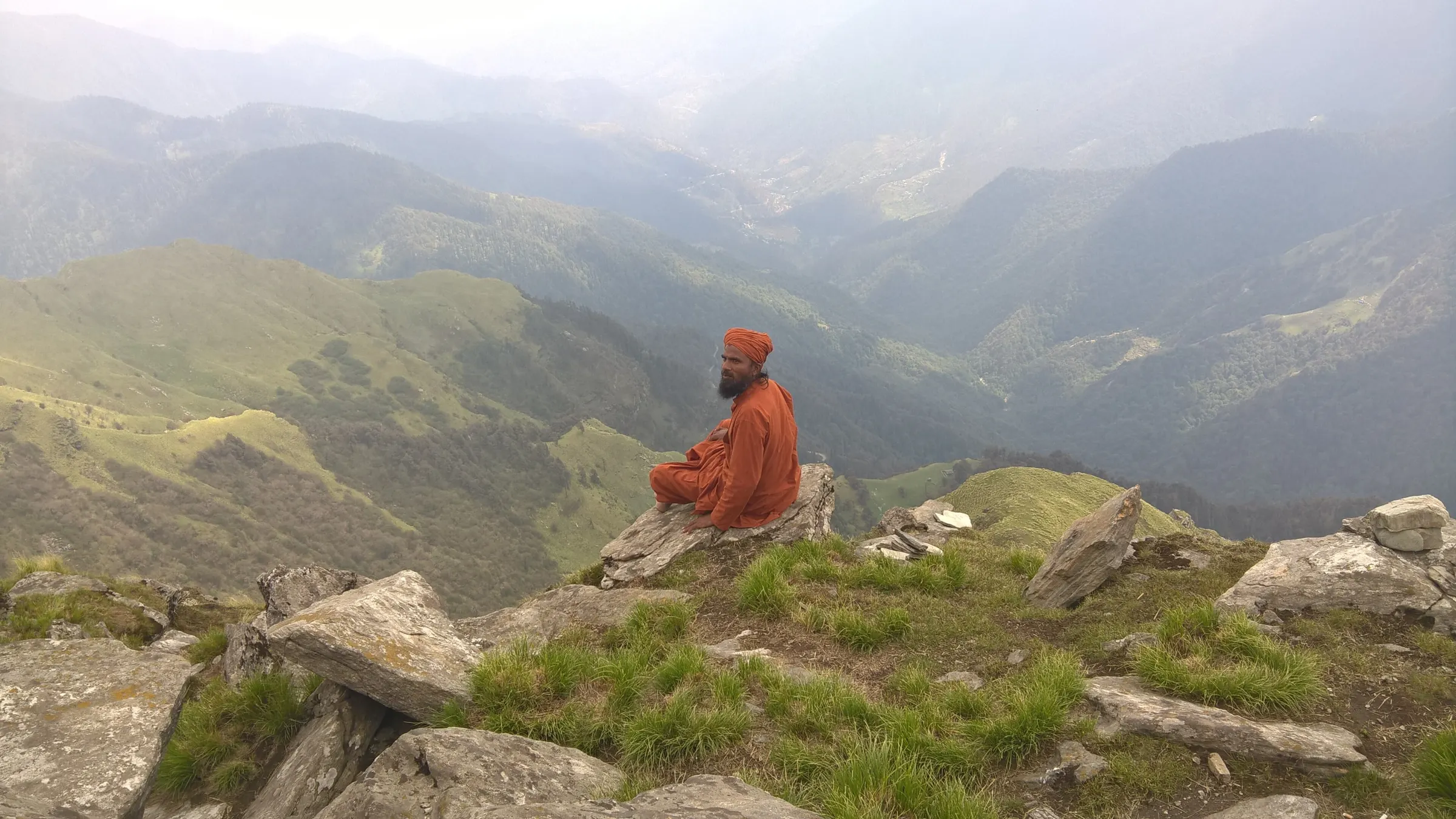 Sitting out the morning at the edge of Chandrashila