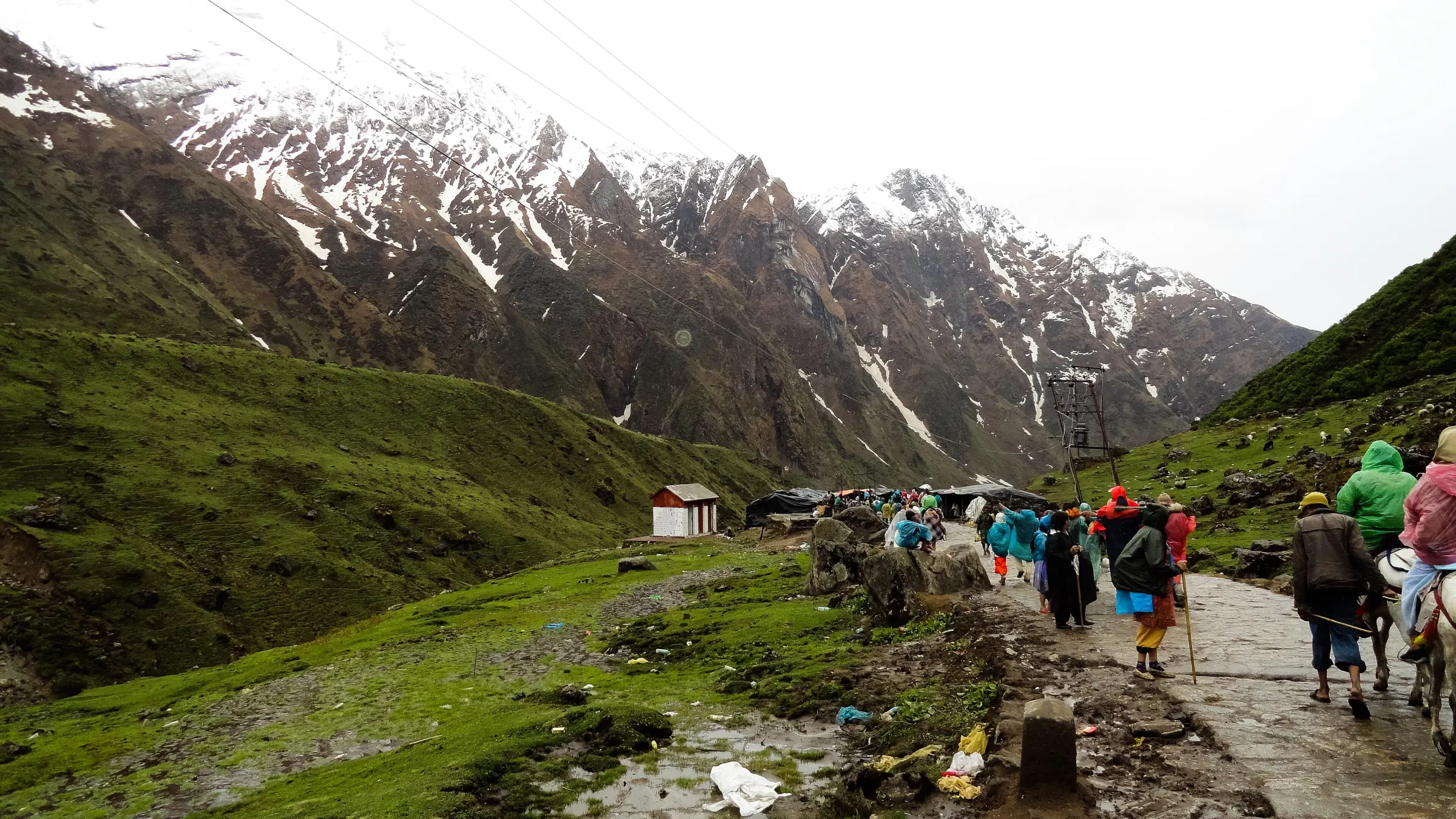 Pilgrims on the trail to Kedarnath temple