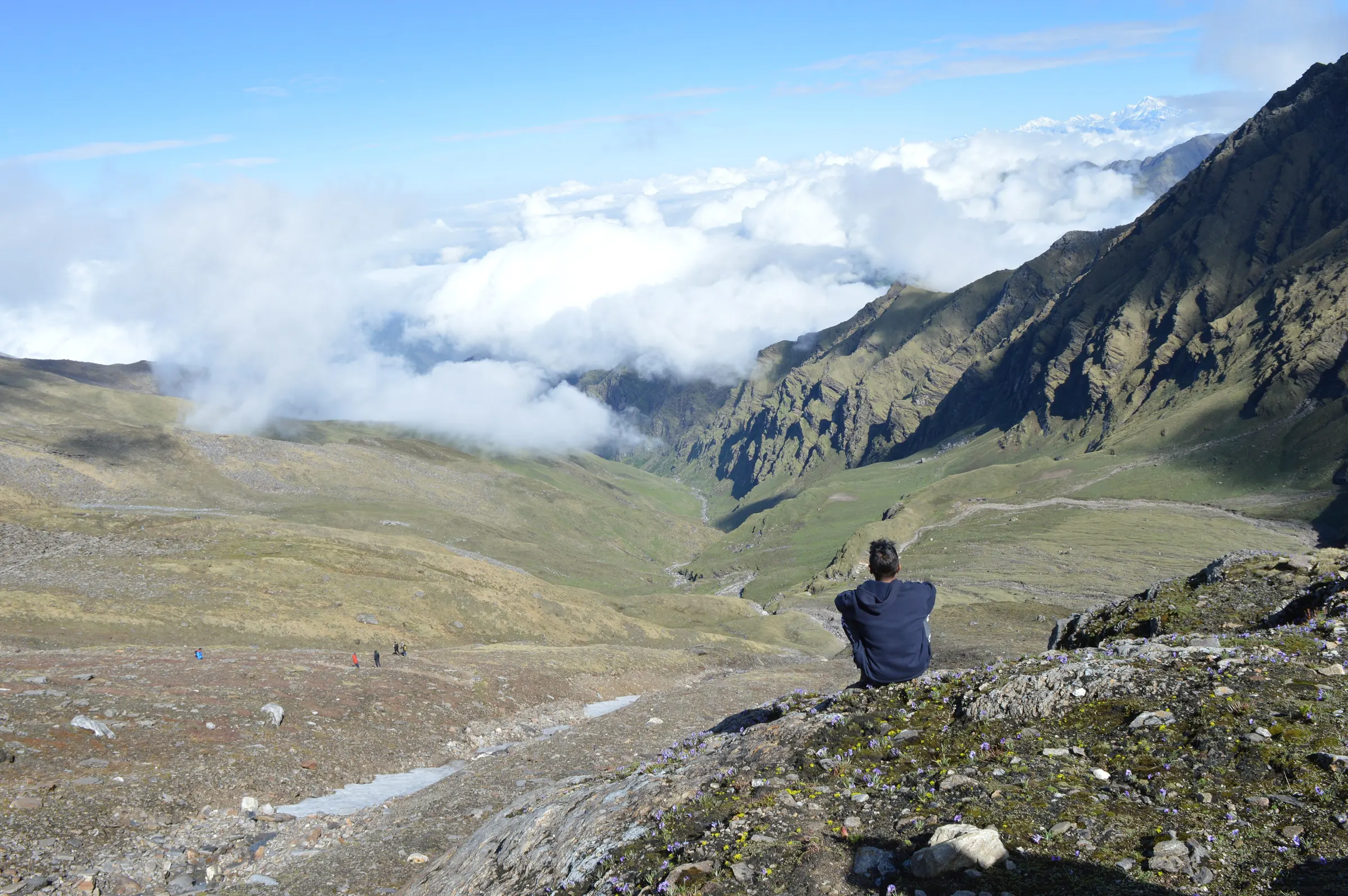 The hiking path towards Roopkund above the Bedani meadows